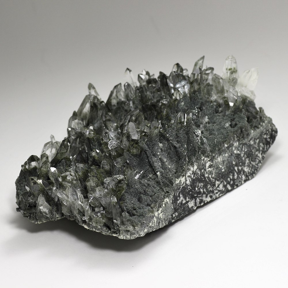 [高品質・ガネッシュヒマール産]ヒマラヤ水晶クラスター/原石（高透明度・アクチノライト・クローライト）