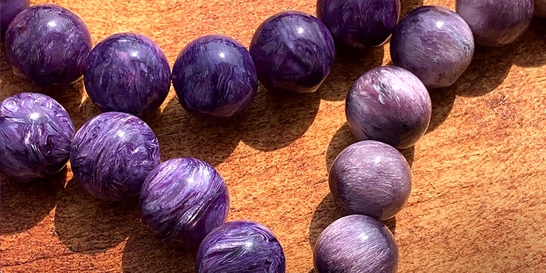 チャロアイトは紫のマーブルが美しい三大ヒーリングストーン - 天然石