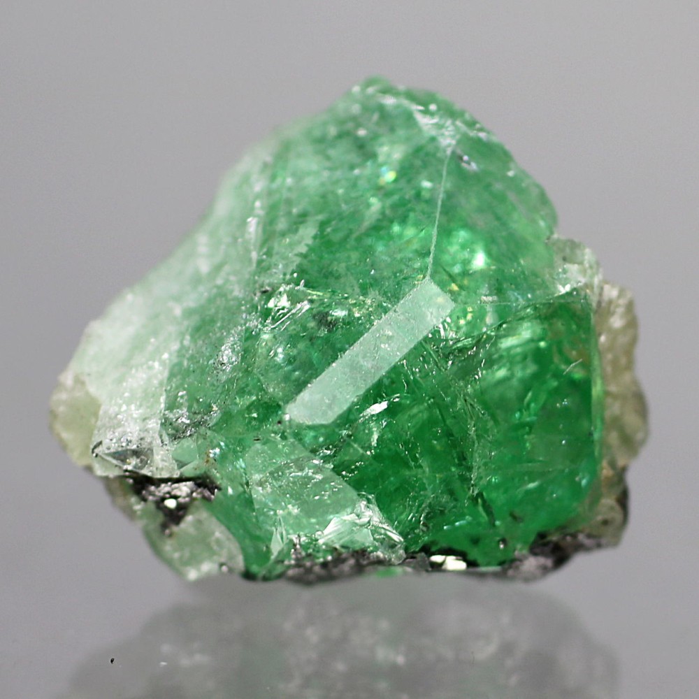 タンザニア産]ツァボライト結晶原石（19.1ct・天然グリーン